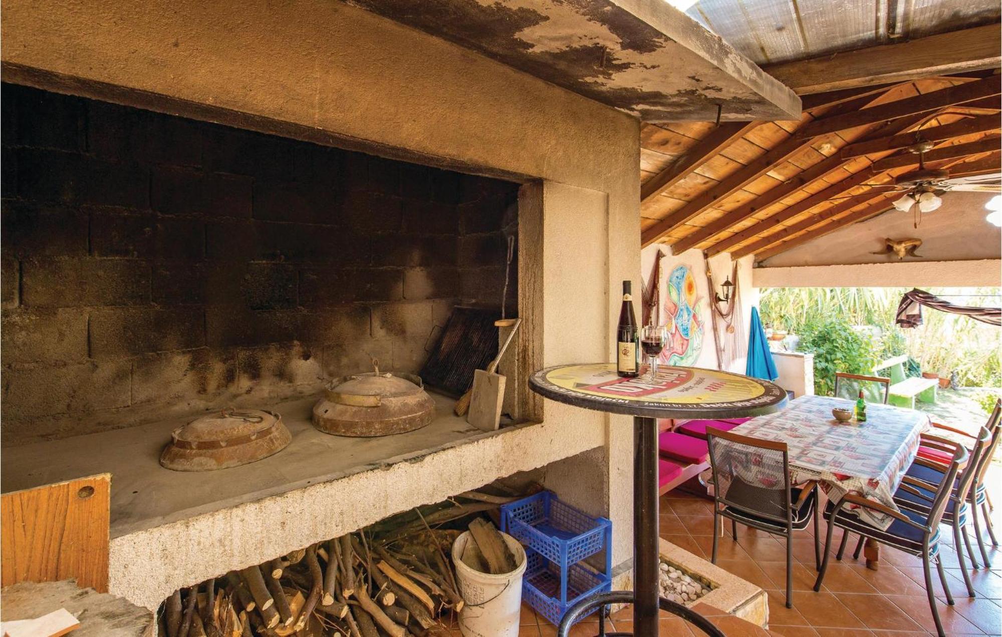 Awesome Apartment In Dinjiska With Kitchen エクステリア 写真