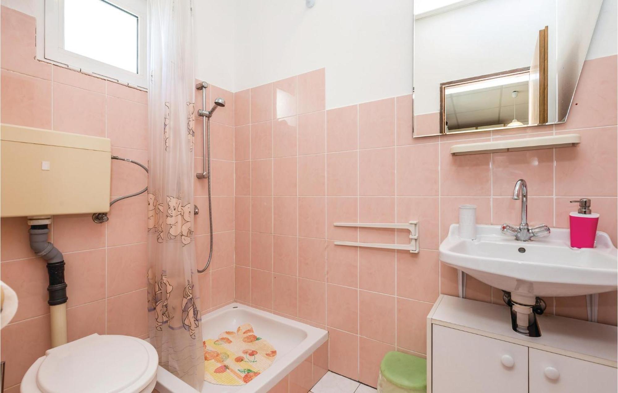 Awesome Apartment In Dinjiska With Kitchen エクステリア 写真