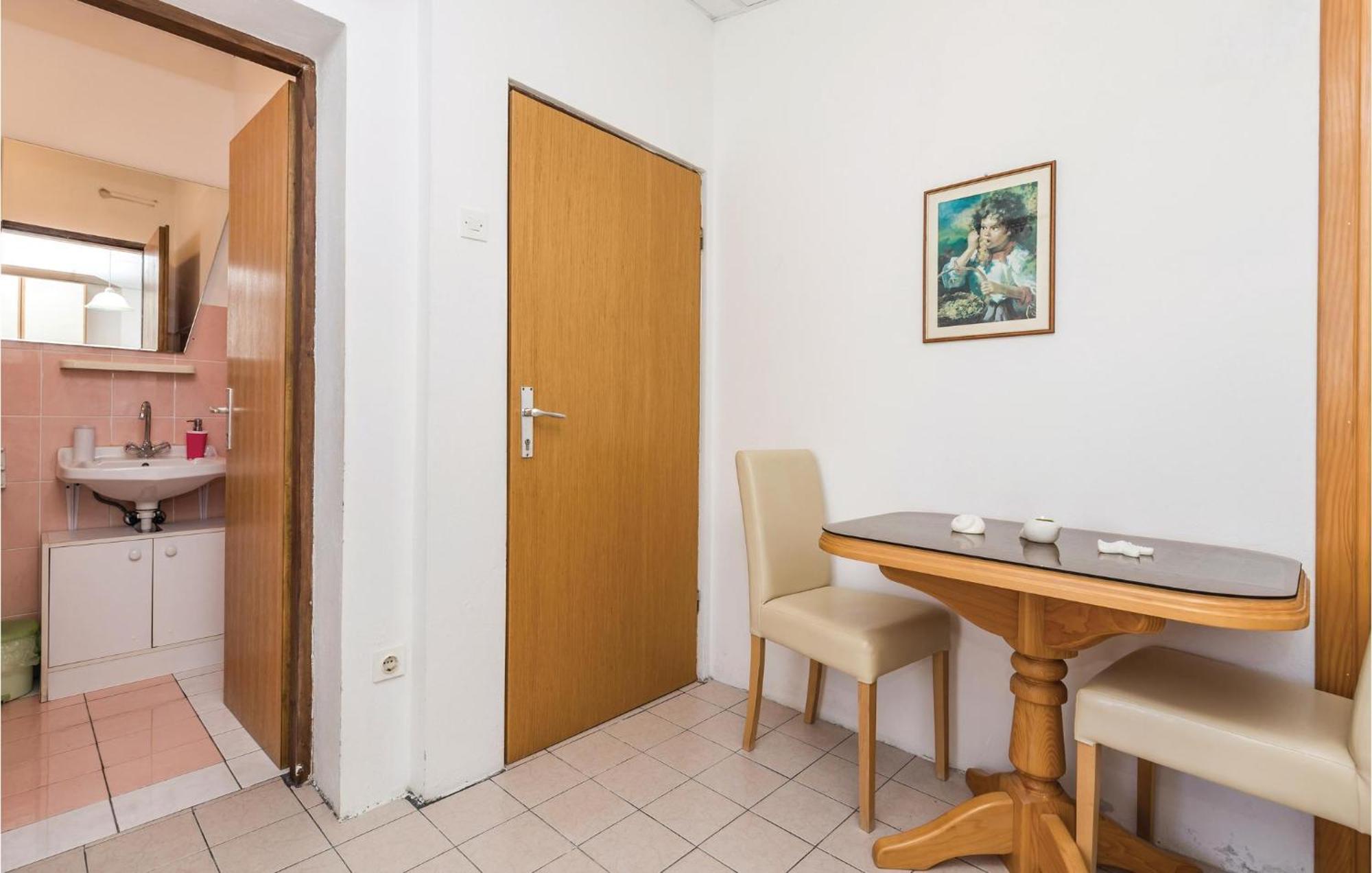 Awesome Apartment In Dinjiska With Kitchen エクステリア 写真